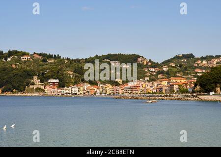 Landschaftlich schöne Aussicht auf das alte Fischerdorf am Ufer des Golfs der Dichter in einem sonnigen Sommertag, San Terenzo, La Spezia, Ligurien, Italien Stockfoto