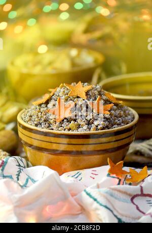 Schüssel mit Kutia auf Holzhintergrund mit dem gestickten Handtuch. Traditionelle süße Weihnachtsmahlzeit in der Ukraine. Stockfoto