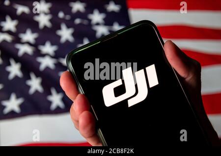 In diesem Foto Illustration der chinesischen Technologie Drohne Unternehmen, DJI Logo ist auf einem Android-Handy mit Flagge der Vereinigten Staaten von Amerika im Hintergrund zu sehen. Stockfoto