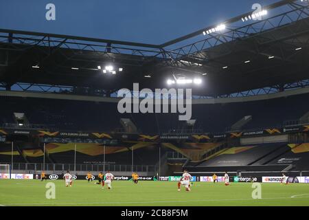 Duisburg, Deutschland. August 2020. Fußball: Europa League, Wolverhampton Wanderers - FC Sevilla, Finale-Acht, Viertelfinale in der Schauinsland-Reisen-Arena. Die Spieler wärmen sich vor Beginn des Spiels auf. Quelle: Rolf Vennenbernd/dpa/Alamy Live News Stockfoto