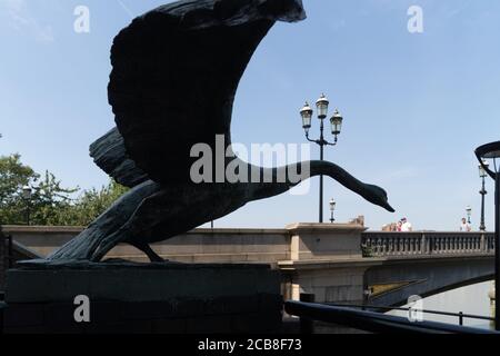 Two Swans, Battersea Bridge Road, 1984, Catherine Marr-Johnson, Wandsworth River side Stockfoto