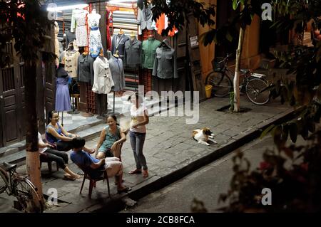 Schneiderfamilie auf der Straße in Hoi an, Vietnam Stockfoto