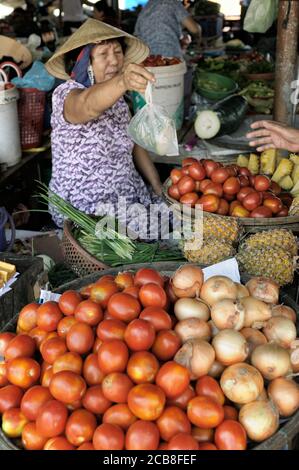 Gemüseverkäufer bei Hoi an Zentralmarkt, Vietnam Stockfoto