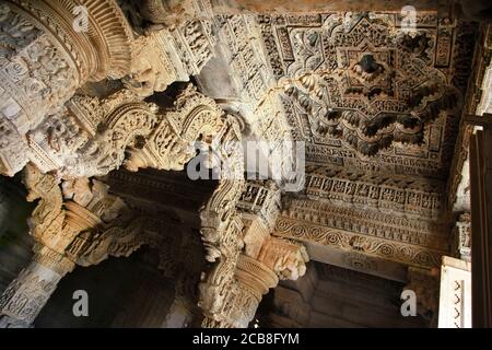 Erstaunliche Steinschnitzereien im indischen Tempel Sahastra Bahu (SAS-Bahu) in Nagda, Udaipur, Rajasthan, Indien. Stockfoto