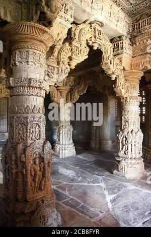 Erstaunliche Steinschnitzereien im indischen Tempel Sahastra Bahu (SAS-Bahu) in Nagda, Udaipur, Rajasthan, Indien. Stockfoto