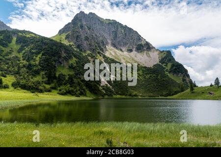 Der Berg Rubihorn in Deutschland mit dem Gaisalp-See im Vordergrund ist bei Wanderern sehr beliebt. Stockfoto