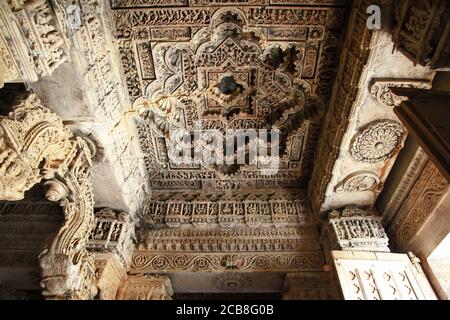 Erstaunliche Steinschnitzereien im indischen Tempel Sahastra Bahu (SAS-Bahu) in Nagda, Udaipur, Rajasthan, Indien. Stockfoto