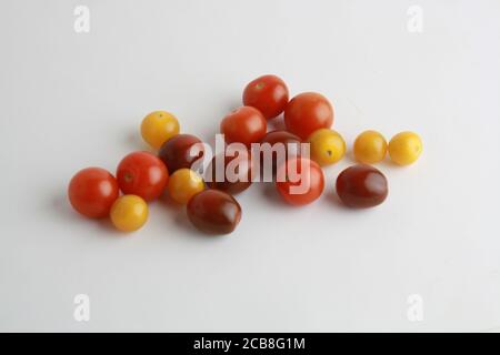 Nahaufnahme von drei Arten von Kirschtomaten auf einem Weiße Oberfläche Stockfoto