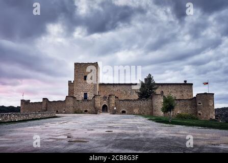 Alte mittelalterliche Burg von Pedraza in Segovia, Spanien. Dramatischer Himmel mit Sturmwolken bei Sonnenuntergang Stockfoto