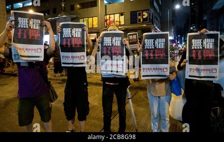 Hongkong, China. August 2020. Anhänger der Demokratie halten am späten Montag vor der Polizeistation Mongkok die Apple Daily-Zeitungen. Der pro-demokratische Medien-Tycoon in Hongkong und der Gründer von Apple Daily, Jimmy Lai, der am Montag nach dem neuen nationalen Sicherheitsgesetz verhaftet wurde, verlassen die Polizeistation Mong Kok, nachdem er am frühen Dienstag, dem 12. August 2020, gegen Kaution in Hongkong, China, freigelassen wurde. Nach Angaben der örtlichen Polizei wurde Lai wegen des Verdachts der "Kolludierung mit ausländischen Mächten verhaftet. Quelle: May James/ZUMA Wire/Alamy Live News Stockfoto