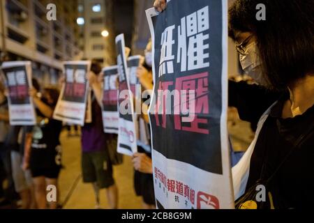 Hongkong, China. August 2020. Anhänger der Demokratie halten am späten Montag vor der Polizeistation Mongkok die Apple Daily-Zeitungen. Der pro-demokratische Medien-Tycoon in Hongkong und der Gründer von Apple Daily, Jimmy Lai, der am Montag nach dem neuen nationalen Sicherheitsgesetz verhaftet wurde, verlassen die Polizeistation Mong Kok, nachdem er am frühen Dienstag, dem 12. August 2020, gegen Kaution in Hongkong, China, freigelassen wurde. Nach Angaben der örtlichen Polizei wurde Lai wegen des Verdachts der "Kolludierung mit ausländischen Mächten verhaftet. Quelle: May James/ZUMA Wire/Alamy Live News Stockfoto