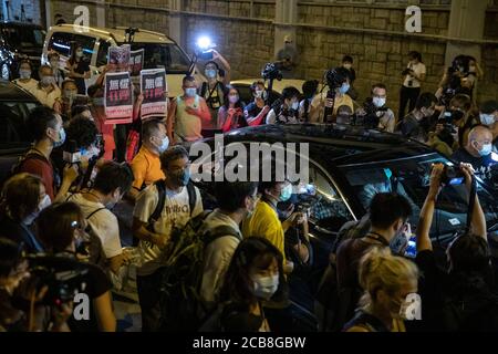 Hongkong, China. August 2020. Befürworter der Demokratie halten Apple Daily Zeitungen vor der Mongkok Polizeistation als Hongkonger prodemokratische Medien-Tycoon und Apple Daily-Gründer Jimmy Lai, Der am Montag nach dem neuen nationalen Sicherheitsgesetz verhaftet wurde, verlässt die Polizeistation Mong Kok, nachdem er am frühen Dienstag, dem 12. August 2020, in Hongkong, China, gegen Kaution freigelassen wurde. Nach Angaben der örtlichen Polizei wurde Lai wegen des Verdachts der "Kolludierung mit ausländischen Mächten verhaftet. Quelle: May James/ZUMA Wire/Alamy Live News Stockfoto