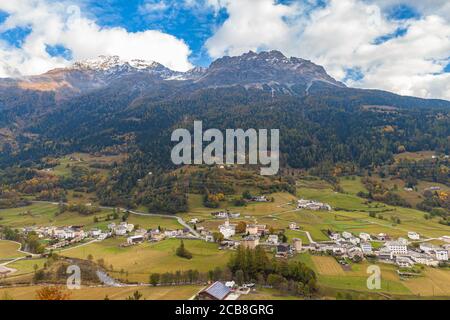 Atemberaubende Luftpanorama von Poschiavo Stadt im Tal mit Schweizer Alpen und im Hintergrund, im Herbst auf Sightseeing-Bahnlinie Bernina Express, ca. Stockfoto