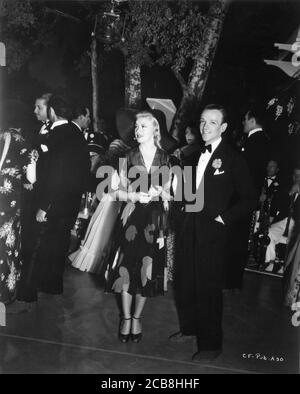 FRED ASTAIRE und GINGER ROGERS am Set Proben offen Ballsaal Sequenz während der Dreharbeiten von CAREFREE 1938 Regisseur MARK SANDRICH Music Und Texte Irving Berlin Foto von John Miehle RKO Radio Bilder Stockfoto