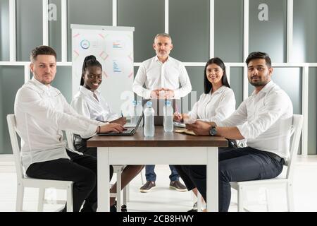 Portrait der Architekten im Büro. Gruppe von fünf multiethnischen und gemischten Fachleuten Stockfoto