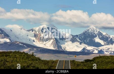 Malerische Berge und Gletscher der östlichen Alaska Range, vom Denali Highway im Inneren Alaskas aus gesehen. Stockfoto