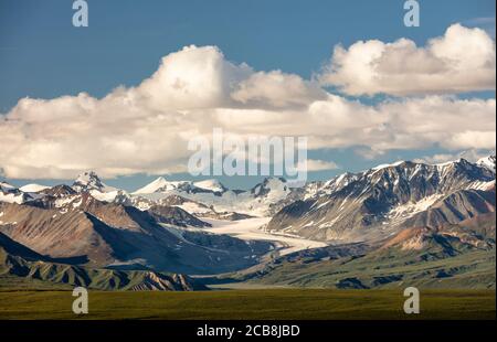 Abendlicht auf dem Gulkana Gletscher und der Alaska Range im Inneren Alaskas. Stockfoto