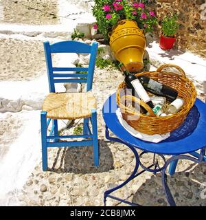 Charmante traditionelle Straßenbars und Tavernen von Griechenland mit typischen bunten Holzstühlen. Kos-Insel Stockfoto