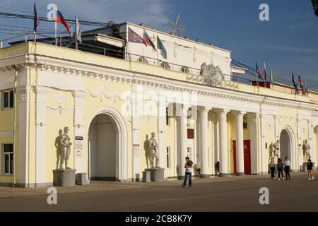 Chabarowsk, Russland, am 20. August 2019. Das Fragment der zentralen Sportarena des Sportparks Lenin-Stadion am Sommertag. Erbaut 1956. Stockfoto