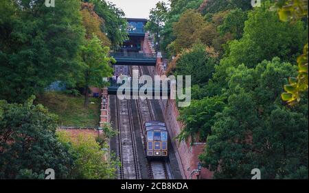 Budapest, Ungarn, Aug 2019, Blick auf eine Straßenbahn von der Burgberg Standseilbahn oder Budavári Sikló führt zur Budaer Burg Stockfoto