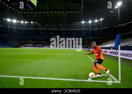 Gelsenkirchen, Deutschland. August 2020. Fußball, Europa League, Achtelfinale, Viertelfinale: Schachtjor Donezk - FC Basel in der Verltins Arena. Marlos von Donezk am Eckstoß. Quelle: Bernd Thissen/dpa/Alamy Live News Stockfoto