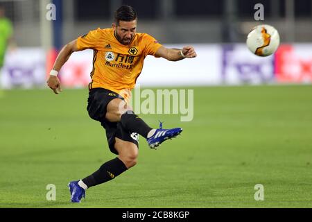 Duisburg, Deutschland. August 2020. Fußball: Europa League, Wolverhampton Wanderers - FC Sevilla, Finale-Acht, Viertelfinale in der Schauinsland-Reisen-Arena. Wolverhampton Joao Moutinho spielt den Ball. Quelle: Rolf Vennenbernd/dpa/Alamy Live News Stockfoto