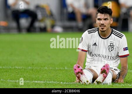 Gelsenkirchen, Deutschland. August 2020. Fußball, Europa League, Achtelfinale, Viertelfinale: Schachtjor Donezk - FC Basel in der Verltins Arena. Der Basler Raoul Petretta sitzt auf dem Gras. Quelle: Bernd Thissen/dpa/Alamy Live News Stockfoto