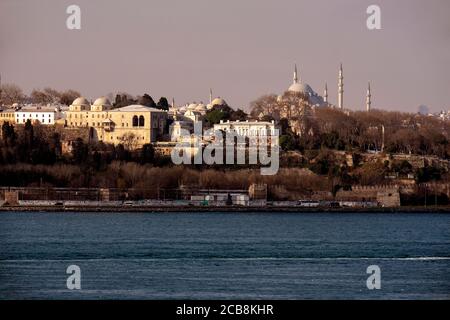 Blick von der Sarayburnu Küste, der historischen Halbinsel und den Kuppeln des Topkapi Palastes in Istanbul Stockfoto
