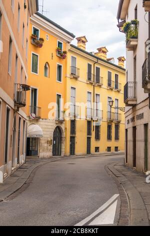 Vicenza, Italien - 12. August 2019: Blick auf die Straße des historischen Stadtzentrums von Vicenza, Italien Stockfoto