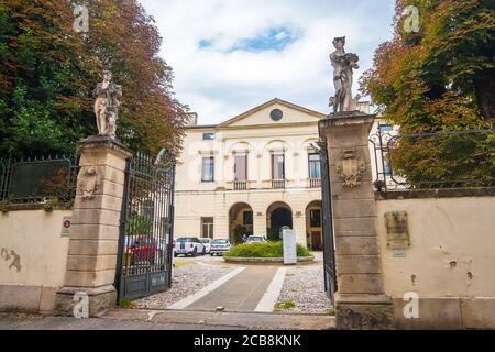 Vicenza, Italien - 12. August 2019: Blick auf die Straße des historischen Stadtzentrums von Vicenza, Italien Stockfoto