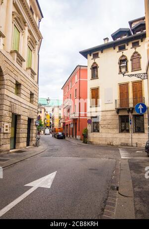 Vicenza, Italien - 12. August 2019: Blick auf die Straße des historischen Stadtzentrums von Vicenza, Italien Stockfoto