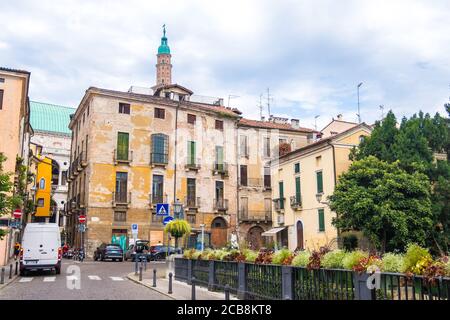 Vicenza, Italien - 12. August 2019: Blick auf die Straße des historischen Stadtzentrums von Vicenza, Italien Stockfoto