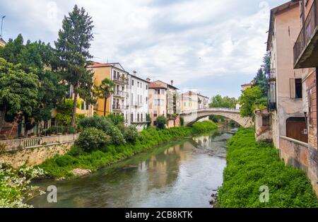 Vicenza, Italien - 12. August 2019: Blick auf die alte Steinbrücke von Saint Michele in Vicenza, Italien Stockfoto