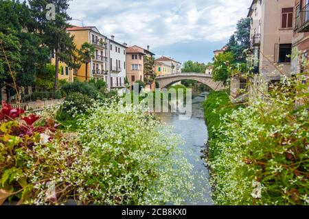 Vicenza, Italien - 12. August 2019: Blick auf die alte Steinbrücke von Saint Michele in Vicenza, Italien Stockfoto