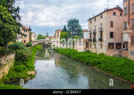 Vicenza, Italien - 12. August 2019: Blick auf die alte Steinbrücke von Saint Michele in Vicenza, Italien Stockfoto