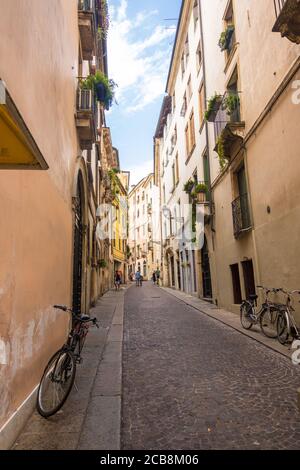 Vicenza, Italien - 12. August 2019: Blick auf die Straße des historischen Stadtzentrums von Vicenza, Italien Stockfoto