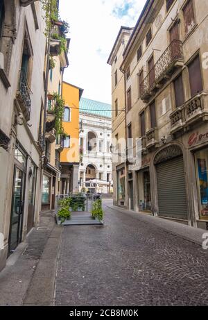 Vicenza, Italien - 12. August 2019: Blick auf die Straße des historischen Stadtzentrums von Vicenza, Italien Stockfoto