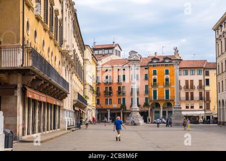 Vicenza, Italien - 12. August 2019: Säulen mit Skulpturen Löwe von San Marco und Redentore auf der Piazza dei Signori in Vicenza, Venetien Region von Italien Stockfoto