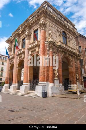 Vicenza, Italien - 12. August 2019: Der palazzo del Capitaniato, auch bekannt als Loggia del Capitanio, auf der Piazza dei Signori in Vicenza, Region Venetien Stockfoto