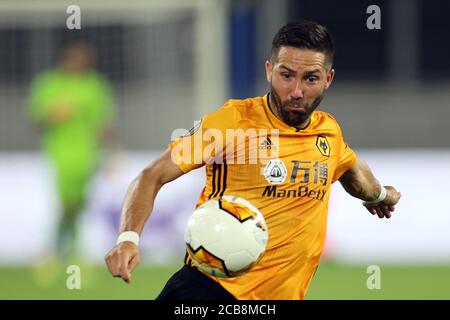 Duisburg, Deutschland. August 2020. Fußball: Europa League, Wolverhampton Wanderers - FC Sevilla, Finale-Acht, Viertelfinale in der Schauinsland-Reisen-Arena. Wolverhampton Joao Moutinho fixiert den Ball. Quelle: Rolf Vennenbernd/dpa/Alamy Live News Stockfoto