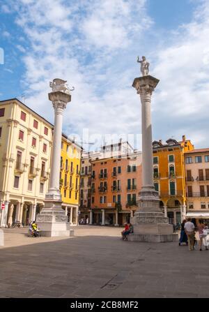 Vicenza, Italien - 12. August 2019: Säulen mit Skulpturen Löwe von San Marco und Redentore auf der Piazza dei Signori in Vicenza, Venetien Region von Italien Stockfoto