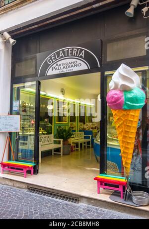 Vicenza, Italien - 12. August 2019: Eisdiele Gelateria im historischen Zentrum von Vicenza, Region Venetien Stockfoto