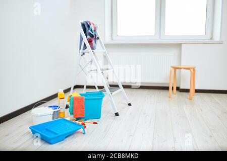 Set von Werkzeugen und Farben für die Reparatur in Wohnungen im weißen Raum bereit für die Reparatur platziert. Stockfoto