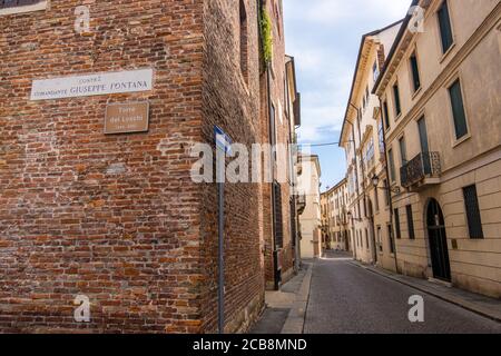 Vicenza, Italien - 12. August 2019: Blick auf die Straße des historischen Stadtzentrums von Vicenza, Italien Stockfoto