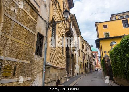 Vicenza, Italien - 12. August 2019: Blick auf die Straße des historischen Stadtzentrums von Vicenza, Italien Stockfoto