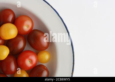 Nahaufnahme von drei Arten von Kirschtomaten auf einem Weiße Oberfläche Stockfoto