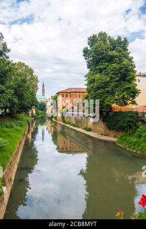 Vicenza, Italien - 12. August 2019: Geblühter Balkon des Monte Furo in Vicenza mit Blick auf den Retrone Fluss und den Uhrenturm in der Ferne Stockfoto