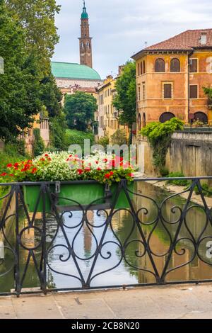 Vicenza, Italien - 12. August 2019: Geblühter Balkon des Monte Furo in Vicenza mit Blick auf den Retrone Fluss und den Uhrenturm in der Ferne Stockfoto