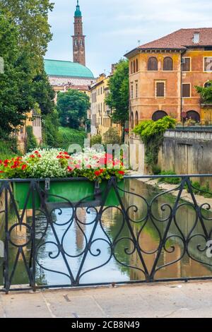 Vicenza, Italien - 12. August 2019: Geblühter Balkon des Monte Furo in Vicenza mit Blick auf den Retrone Fluss und den Uhrenturm in der Ferne Stockfoto