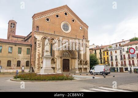 Vicenza, Italien - 12. August 2019: Mittelalterliche Kirche von San Lorenzo und Denkmal italienischen Dichter Giacomo Zanella auf der Piazza San Lorenzo oder St. Lawrence Platz Stockfoto